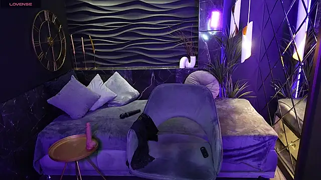 KylieMellow online show from March 4, 8:35 am