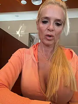 Snapshot of Reyna63 chatting on June 19, 6:01 pm Reyna63 online show from June 19, 6:01 pm