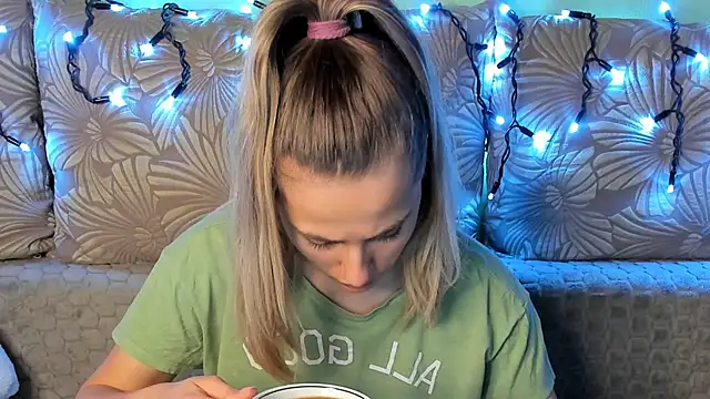 MaggieCake online show from December 14, 1:22 am