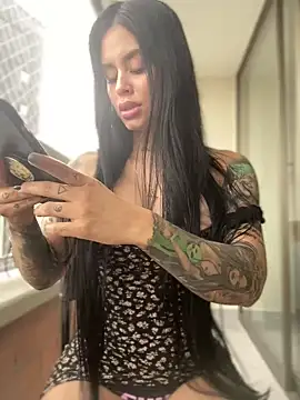 LaraHenao online show from January 28, 12:00 pm