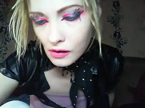 Snapshot of WildMissNiks chatting on June 20, 8:28 am WildMissNiks online show from June 20, 8:28 am