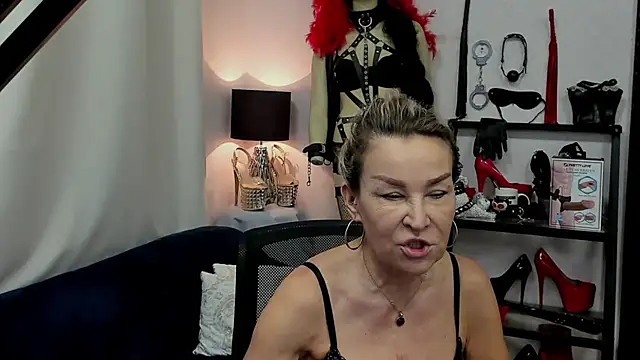 Snapshot of crystaLUX chatting on January 7, 5:33 am crystaLUX online show from January 7, 5:33 am