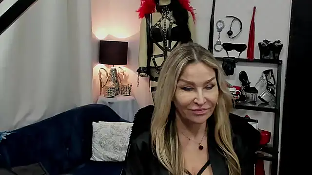 Snapshot of crystaLUX chatting on February 24, 9:10 am crystaLUX online show from February 24, 9:10 am