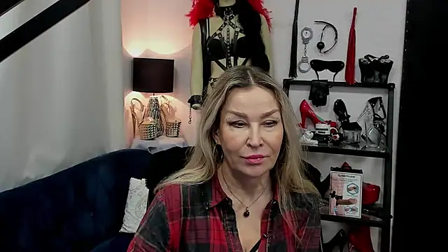 Snapshot of crystaLUX chatting on March 7, 6:02 am crystaLUX online show from March 7, 6:02 am