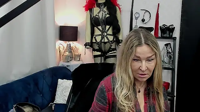 Snapshot of crystaLUX chatting on March 10, 6:49 am crystaLUX online show from March 10, 6:49 am