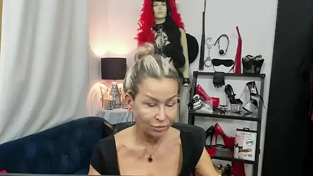 Snapshot of crystaLUX chatting on October 7, 4:31 am crystaLUX online show from October 7, 4:31 am