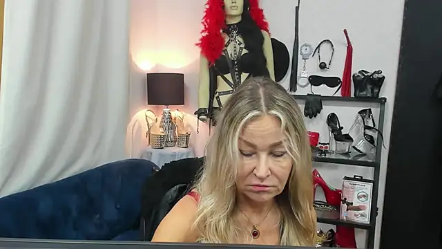 Snapshot of crystaLUX chatting on October 14, 4:24 am crystaLUX online show from October 14, 4:24 am