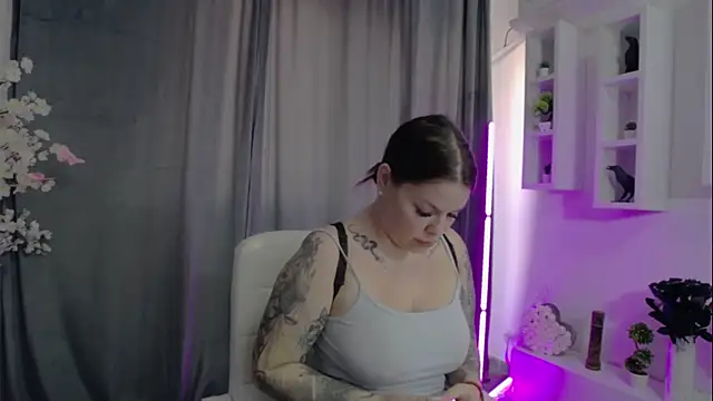 Snapshot of Raven_Luna chatting on December 19, 10:24 am Raven Luna online show from December 19, 10:24 am