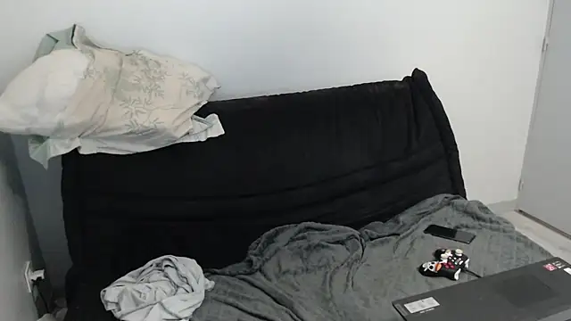 missthon0 online show from March 12, 1:30 pm