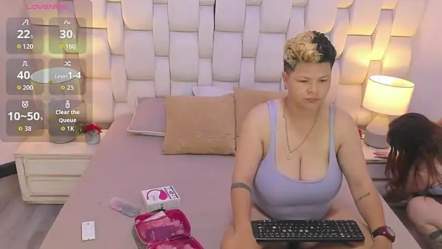 MiaYMolly online show from November 5, 8:47 am