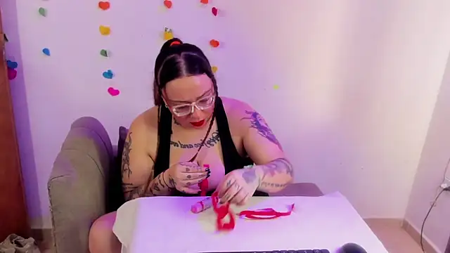 Snapshot of MiaYMolly chatting on June 21, 9:06 pm MiaYMolly online show from June 21, 9:06 pm