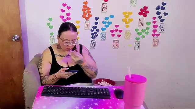 Snapshot of MiaYMolly chatting on June 24, 11:26 pm MiaYMolly online show from June 24, 11:26 pm