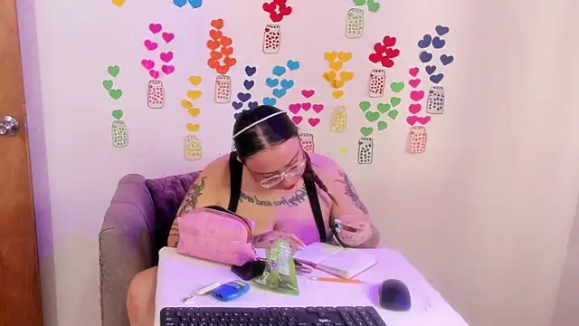 Snapshot of MiaYMolly chatting on June 27, 6:46 pm MiaYMolly online show from June 27, 6:46 pm