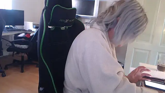 Snapshot of kathrin193 chatting on February 18, 2:38 pm kathrin193 online show from February 18, 2:38 pm