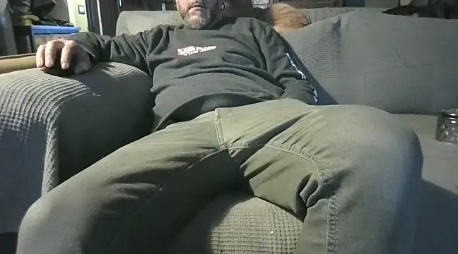 Snapshot of naked_bear chatting on December 19, 7:18 pm naked bear online show from December 19, 7:18 pm