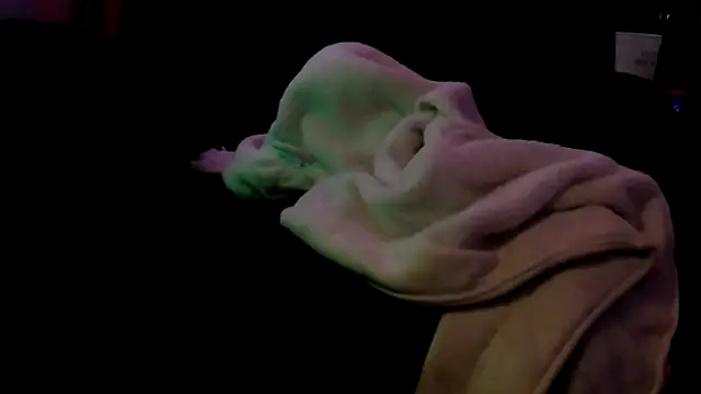 Snapshot of justinewe69 chatting on February 15, 10:36 am justinewe69 online show from February 15, 10:36 am