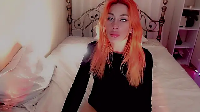 Snapshot of AnnieGOld_ chatting on December 6, 8:37 am AnnieGOld online show from December 6, 8:37 am