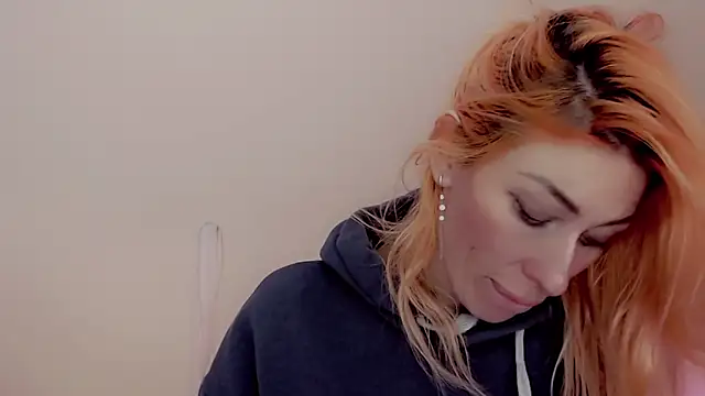 Snapshot of AnnieGOld_ chatting on January 6, 9:19 am AnnieGOld online show from January 6, 9:19 am