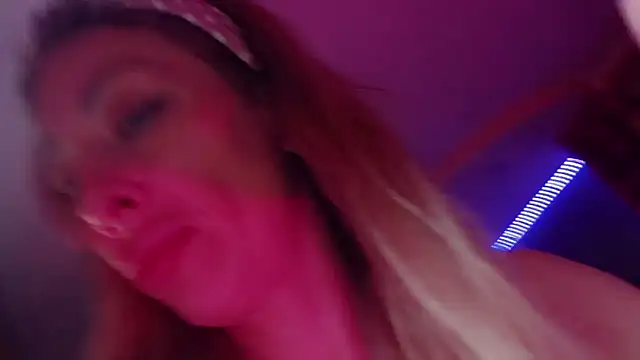 Snapshot of AnnieGOld_ chatting on September 13, 10:53 pm AnnieGOld online show from September 13, 10:53 pm