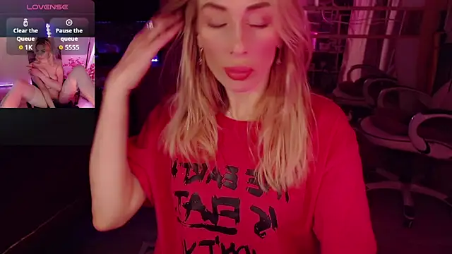 Snapshot of AnnieGOld_ chatting on October 17, 11:40 pm AnnieGOld online show from October 17, 11:40 pm