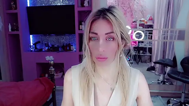 Snapshot of AnnieGOld_ chatting on December 15, 2:38 am AnnieGOld online show from December 15, 2:38 am