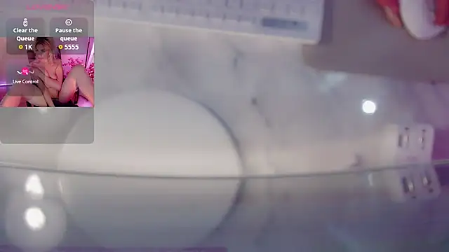 Snapshot of AnnieGOld_ chatting on December 21, 6:15 pm AnnieGOld online show from December 21, 6:15 pm