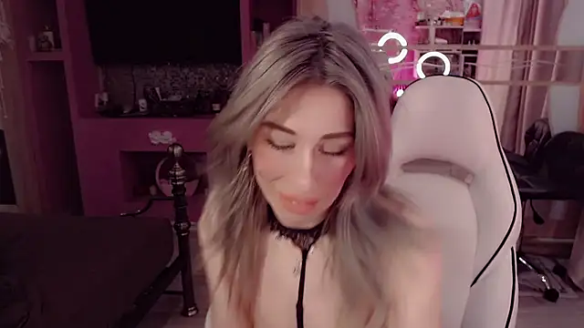 Snapshot of AnnieGOld_ chatting on February 9, 7:40 pm AnnieGOld online show from February 9, 7:40 pm