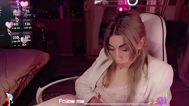 Snapshot of AnnieGOld_ chatting on March 16, 5:44 am AnnieGOld online show from March 16, 5:44 am