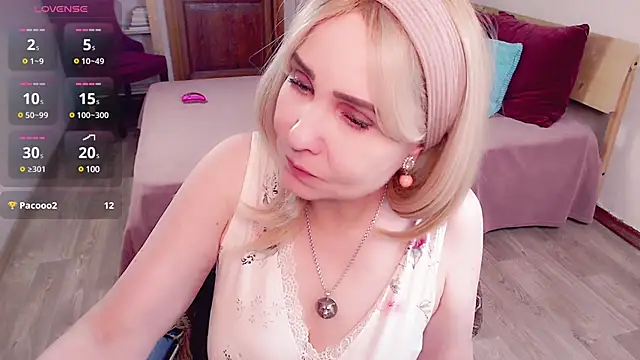 Snapshot of _unique_cam_ chatting on December 7, 8:22 am  unique cam  online show from December 7, 8:22 am