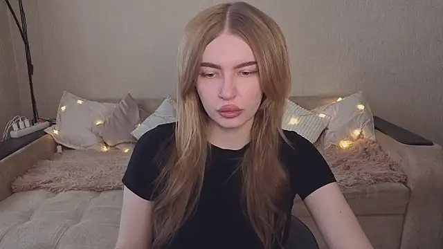Snapshot of ViolettaLopez chatting on May 4, 12:56 pm ViolettaLopez online show from May 4, 12:56 pm