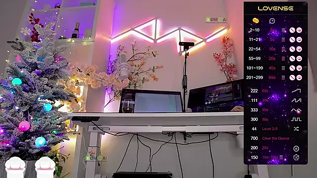 Snapshot of Elena-Marilyn chatting on December 3, 9:13 pm Elena-Marilyn online show from December 3, 9:13 pm