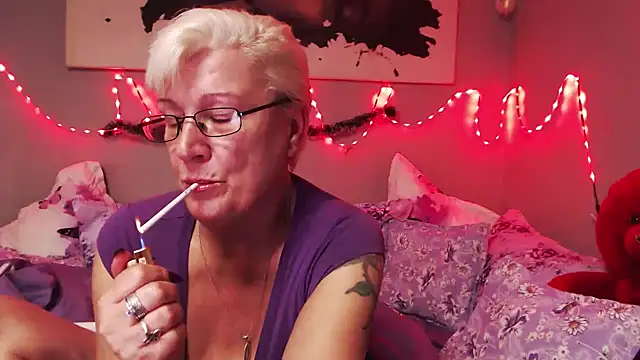 Snapshot of LaylaMilf chatting on December 4, 7:11 pm LaylaMilf online show from December 4, 7:11 pm