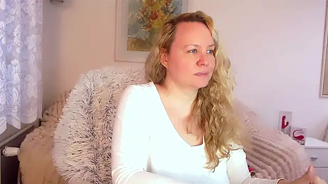 Snapshot of Sarah4you chatting on February 1, 3:50 pm Sarah4you online show from February 1, 3:50 pm