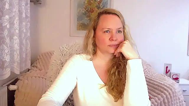 Snapshot of Sarah4you chatting on February 1, 6:51 pm Sarah4you online show from February 1, 6:51 pm