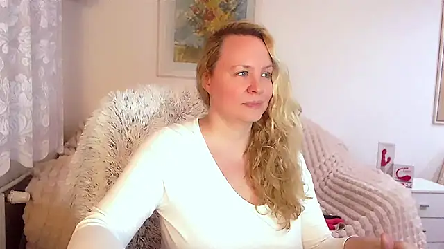 Snapshot of Sarah4you chatting on February 1, 10:02 pm Sarah4you online show from February 1, 10:02 pm