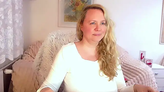 Snapshot of Sarah4you chatting on February 2, 1:12 am Sarah4you online show from February 2, 1:12 am