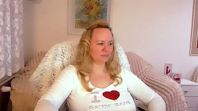 Snapshot of Sarah4you chatting on February 2, 4:11 pm Sarah4you online show from February 2, 4:11 pm