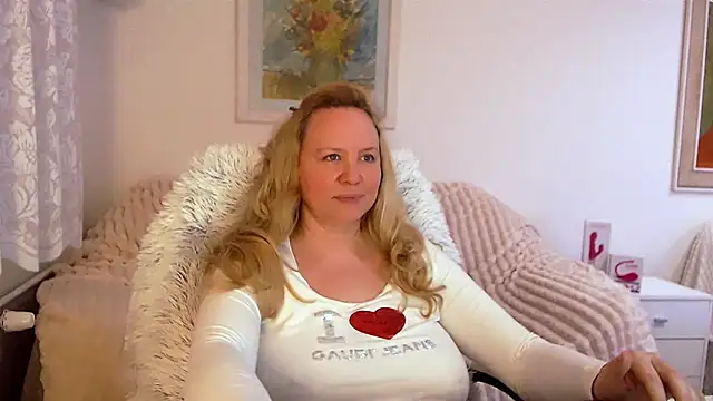 Snapshot of Sarah4you chatting on February 2, 7:14 pm Sarah4you online show from February 2, 7:14 pm