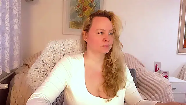 Snapshot of Sarah4you chatting on February 8, 4:04 pm Sarah4you online show from February 8, 4:04 pm