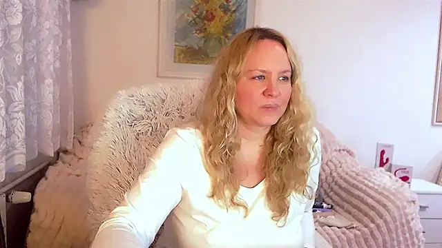 Snapshot of Sarah4you chatting on February 10, 12:52 am Sarah4you online show from February 10, 12:52 am