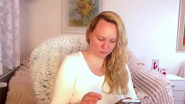 Snapshot of Sarah4you chatting on February 10, 9:36 pm Sarah4you online show from February 10, 9:36 pm