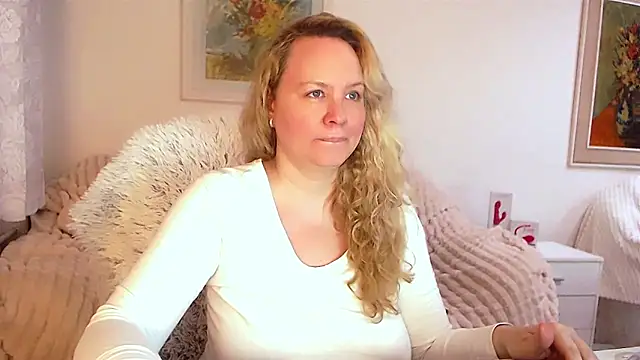 Snapshot of Sarah4you chatting on February 13, 4:28 pm Sarah4you online show from February 13, 4:28 pm