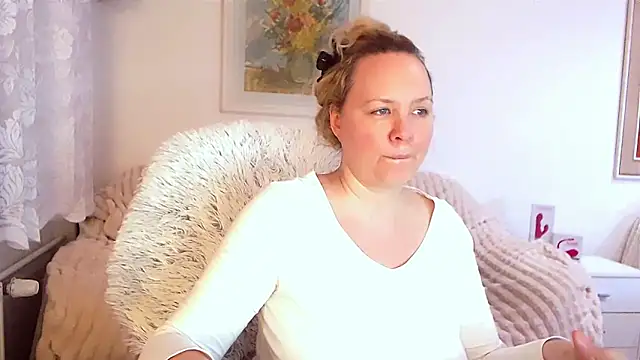 Snapshot of Sarah4you chatting on February 13, 9:27 pm Sarah4you online show from February 13, 9:27 pm