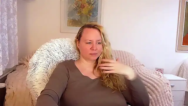 Snapshot of Sarah4you chatting on February 15, 4:23 pm Sarah4you online show from February 15, 4:23 pm