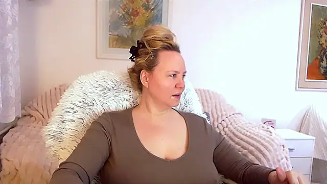 Snapshot of Sarah4you chatting on February 15, 9:48 pm Sarah4you online show from February 15, 9:48 pm