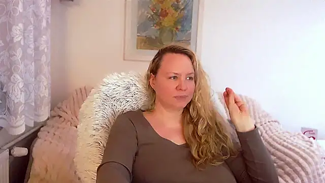 Snapshot of Sarah4you chatting on February 16, 12:52 am Sarah4you online show from February 16, 12:52 am