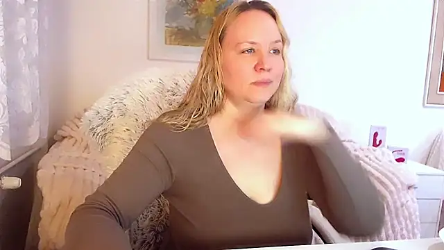 Snapshot of Sarah4you chatting on February 18, 9:53 pm Sarah4you online show from February 18, 9:53 pm