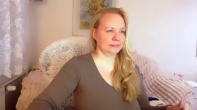 Snapshot of Sarah4you chatting on February 20, 9:42 pm Sarah4you online show from February 20, 9:42 pm