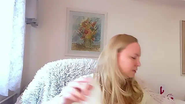 Snapshot of Sarah4you chatting on February 22, 2:19 pm Sarah4you online show from February 22, 2:19 pm