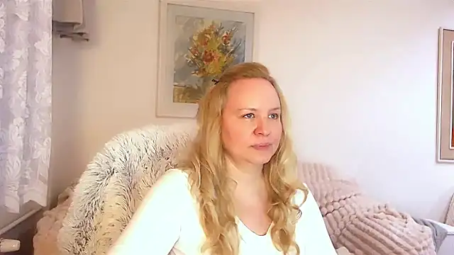 Snapshot of Sarah4you chatting on February 23, 9:37 pm Sarah4you online show from February 23, 9:37 pm